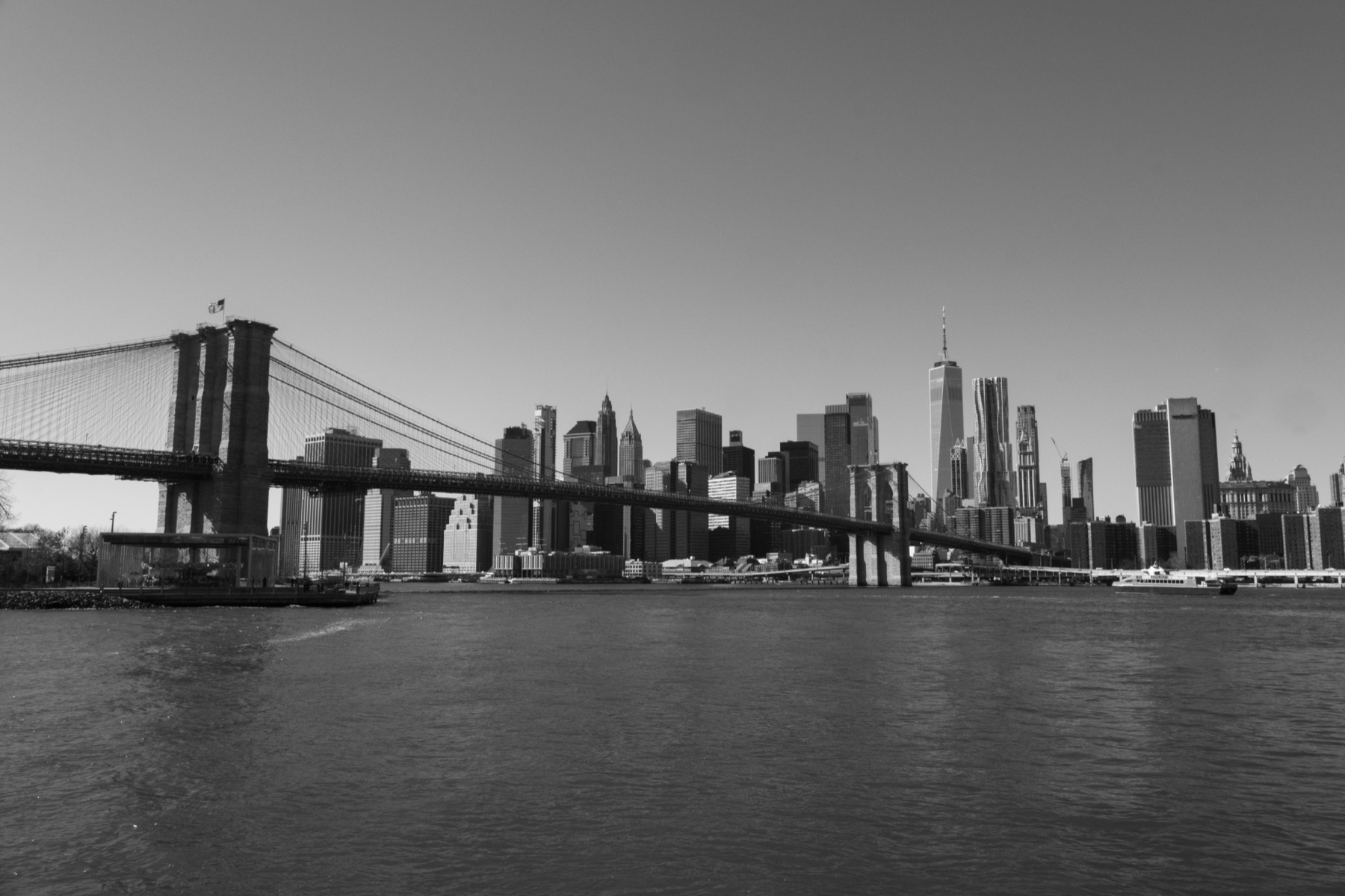 Schwarzweiß: Brooklyn Bridge und die Skyline von Lower Manhattan über dem East River